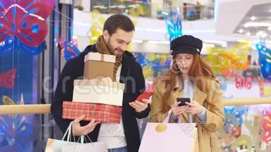 商城<strong>购物流程</strong>.. 年轻的新婚夫妇使用智能手机选择礼物